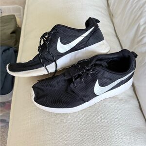 Nike roshe black & White Running Shoes - Lightweight Comfort